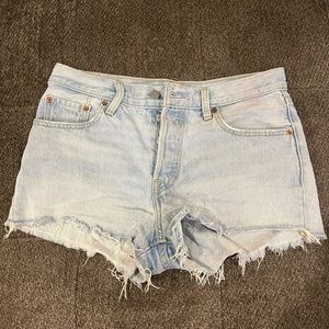 Light wash Levi’s 501 Jean shorts